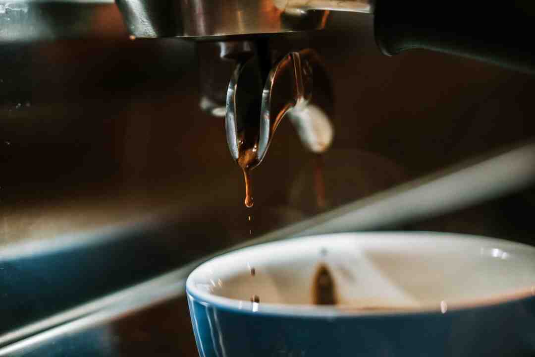 Comment mettre le bouchon sur une bouteille de champagne ?