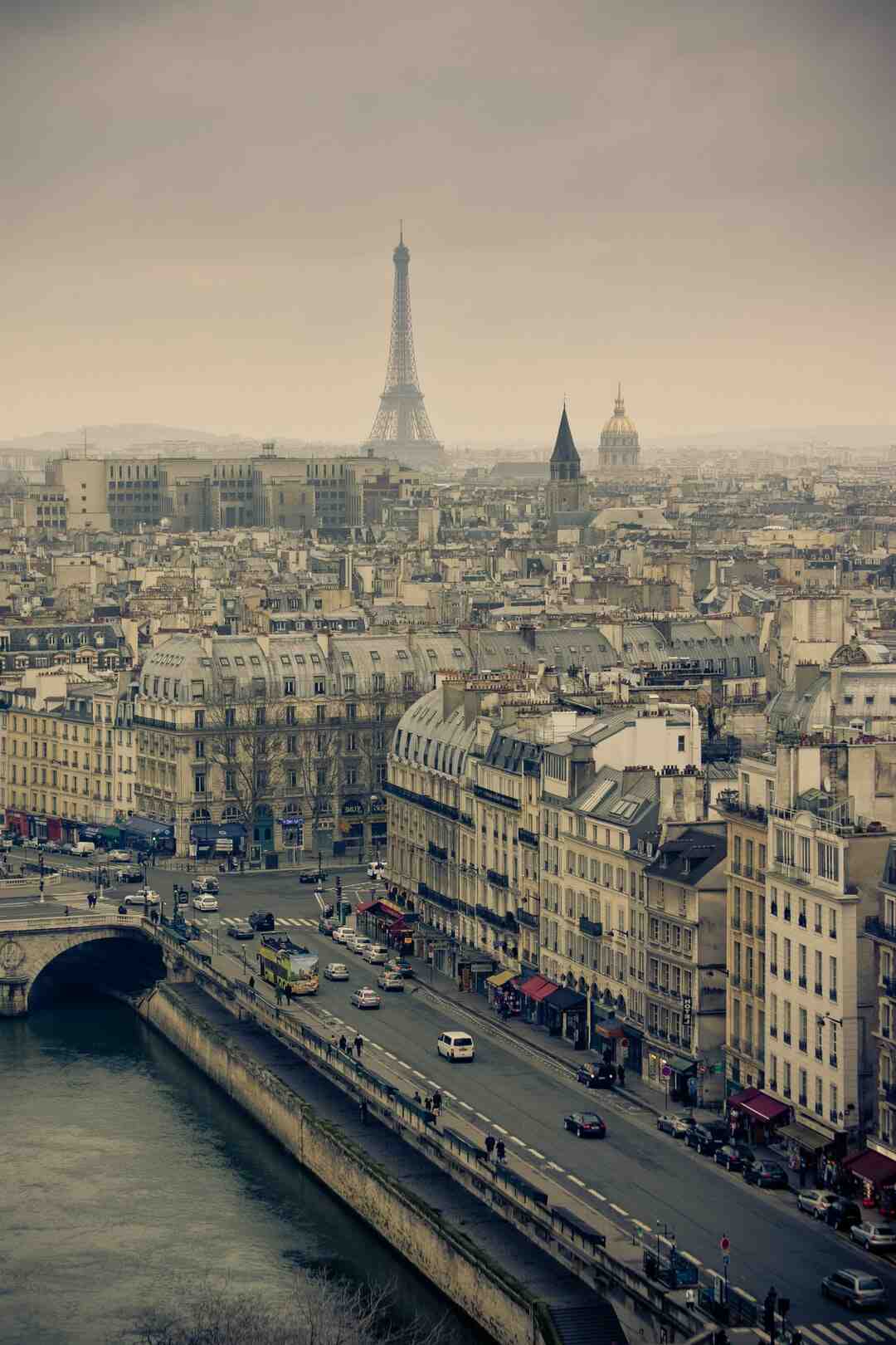 Comment Appelle-t-on les places en face de la scène ?
