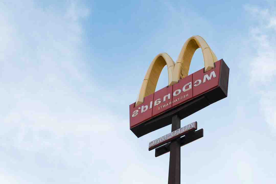 Pourquoi McDonald a changé de logo ?