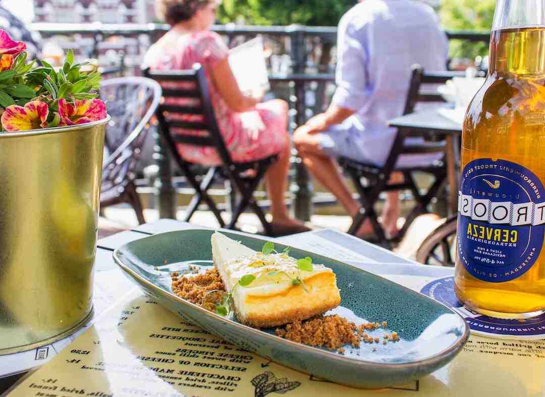 Pourquoi on sert à droite au restaurant ?